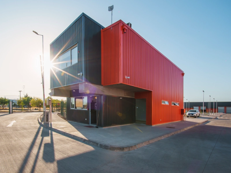 Edificio de acceso y control con barrera de ingreso, Procentro